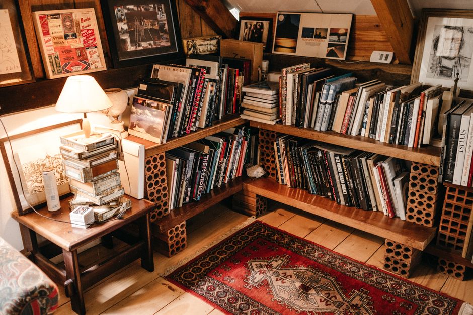 Houten bijzettafeltje met oud schrijfboek en lamp. Houten bijzettafeltje met oud schrijfboek en lamp.