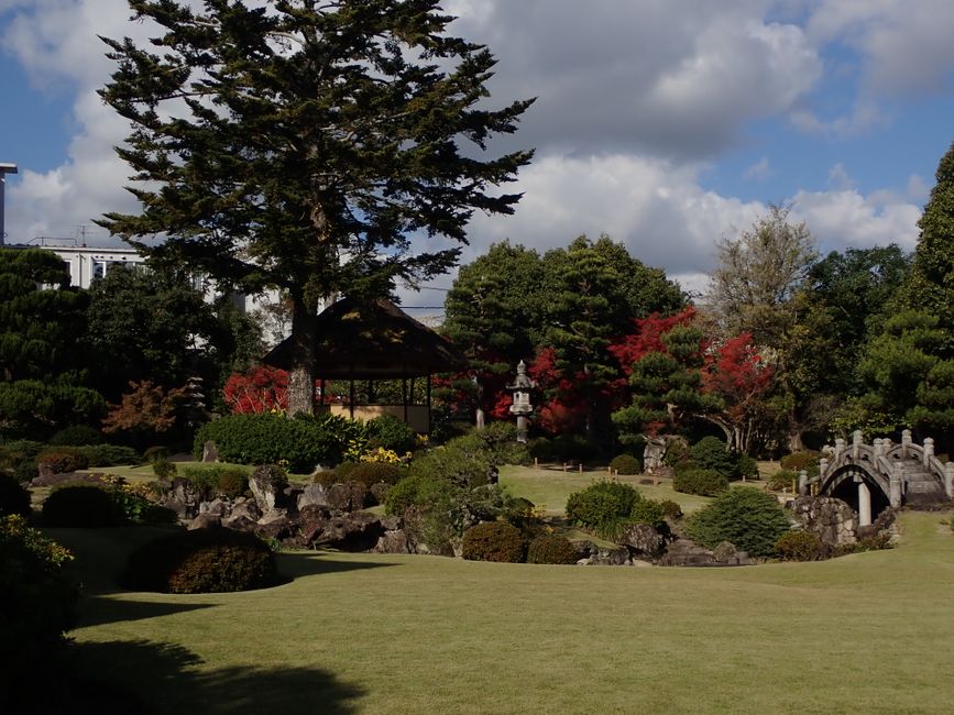 Zentuin in Japan met harmonieuze grassen en rotsen.