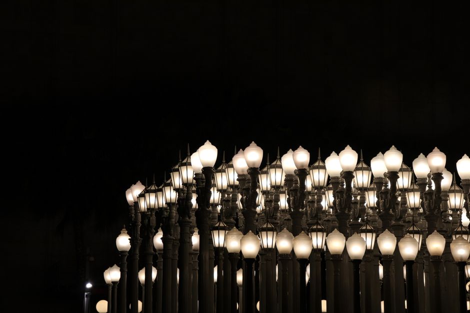 Kleurrijke lichtkunst transformeert modern interieur. Kleurrijke lichtkunst transformeert modern interieur.
