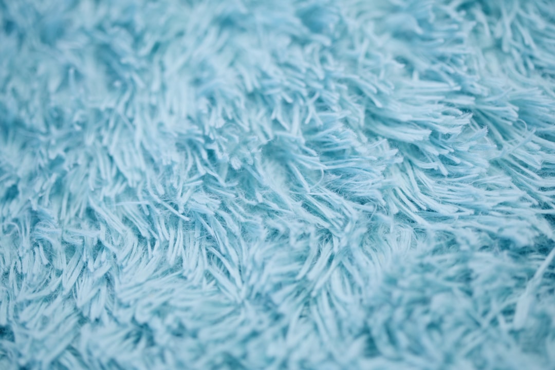 Vrouw met turquoise jurk op strand. Vrouw met turquoise jurk op strand.