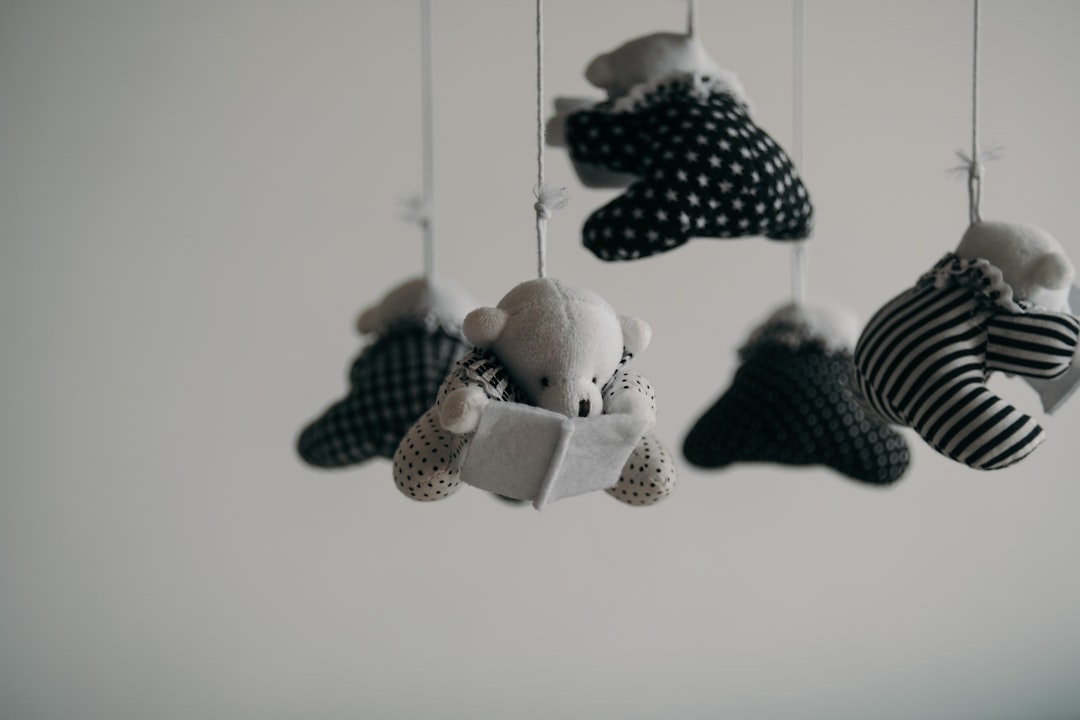 Lichte gordijnen met speels patroon in kinderkamer. Lichte gordijnen met speels patroon in kinderkamer.