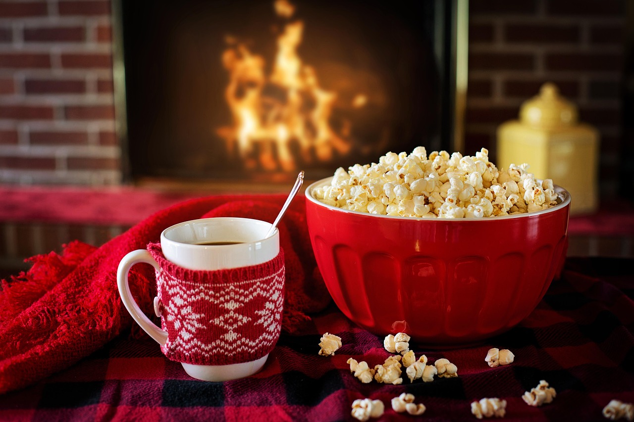 Houten tuinset met dekens en boeken voor 'hygge'.