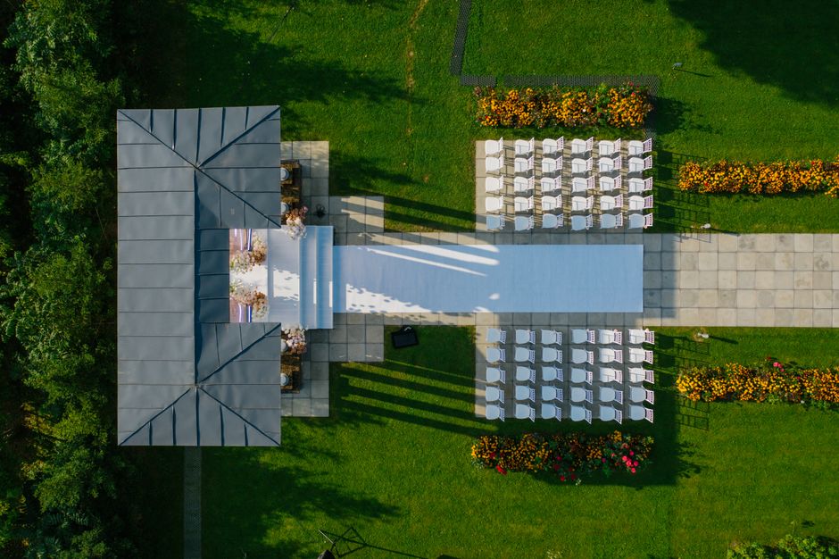 Gezellig ingerichte veranda met kaarsen en dekens. Gezellig ingerichte veranda met kaarsen en dekens.