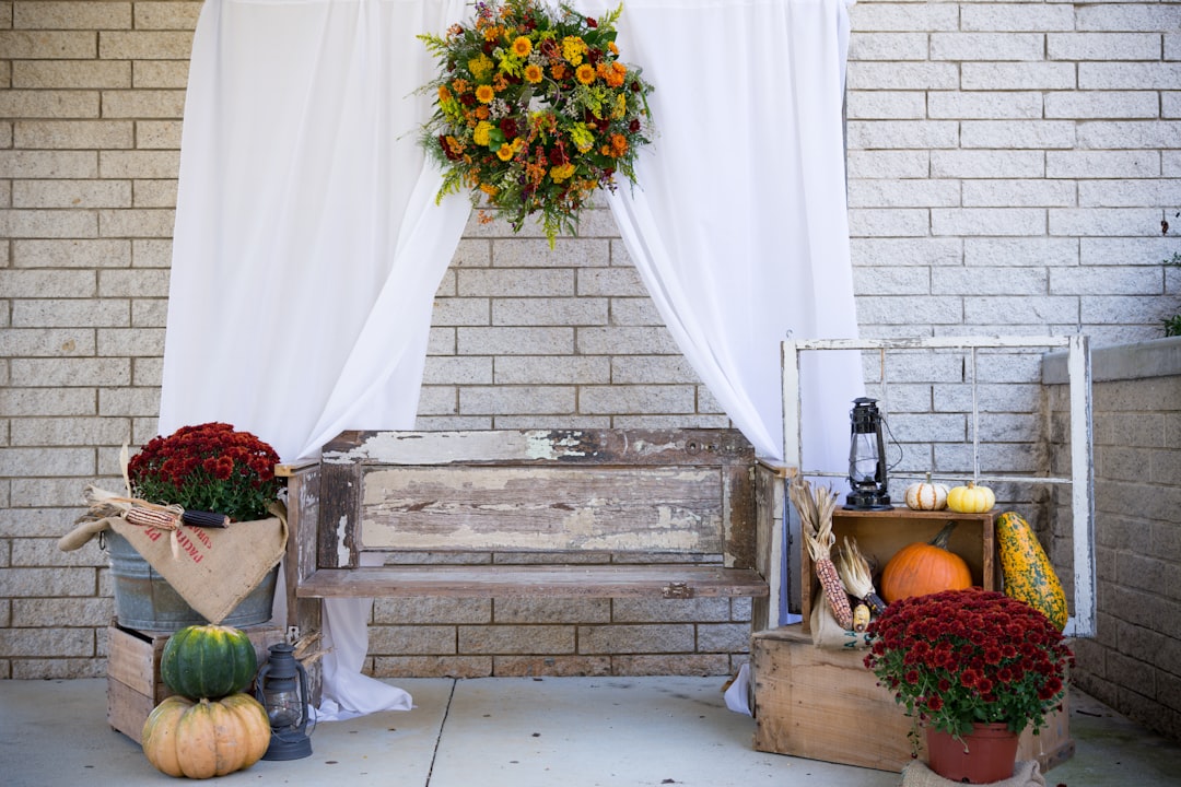 Veranda met herfstdecoraties en warme tinten. Veranda met herfstdecoraties en warme tinten.