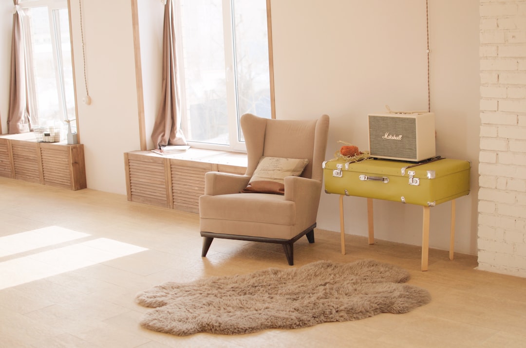 Wollen schapenvacht op een houten vloer. Wollen schapenvacht op een houten vloer.
