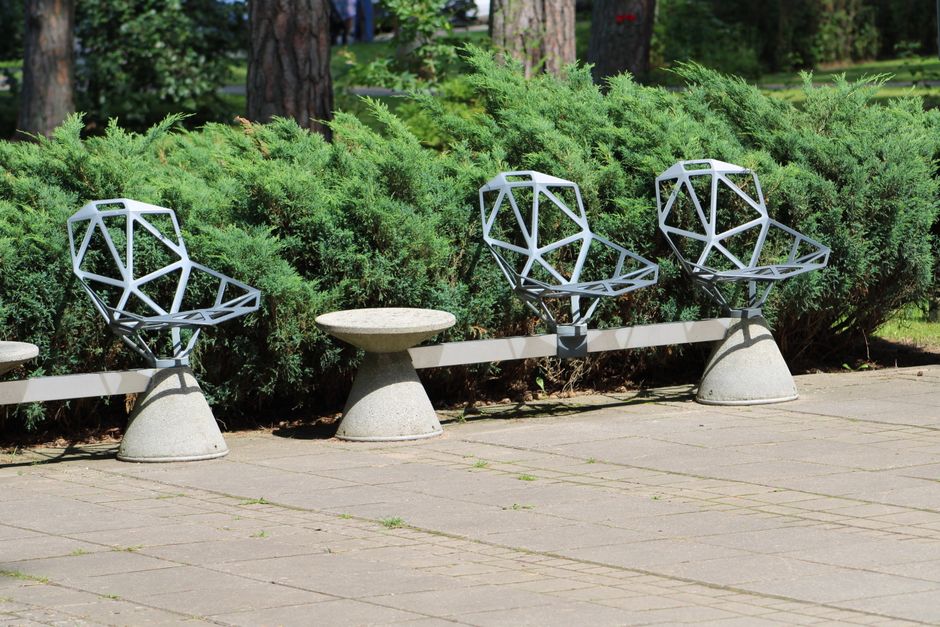 Tuinbank met gedurfde geometrische patronen.
