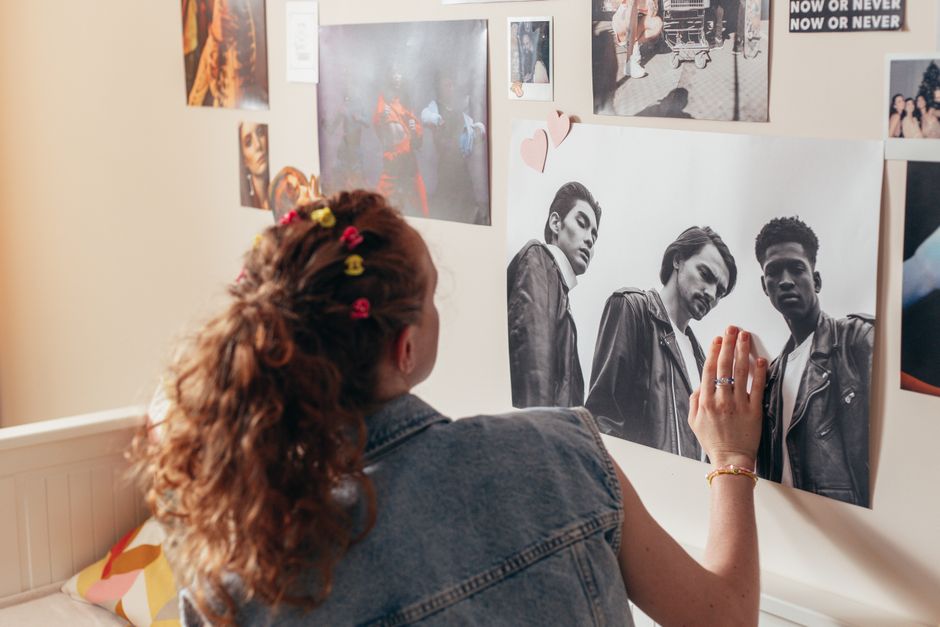 Een kleurrijke posterwand met diverse kunstwerken. Een kleurrijke posterwand met diverse kunstwerken.
