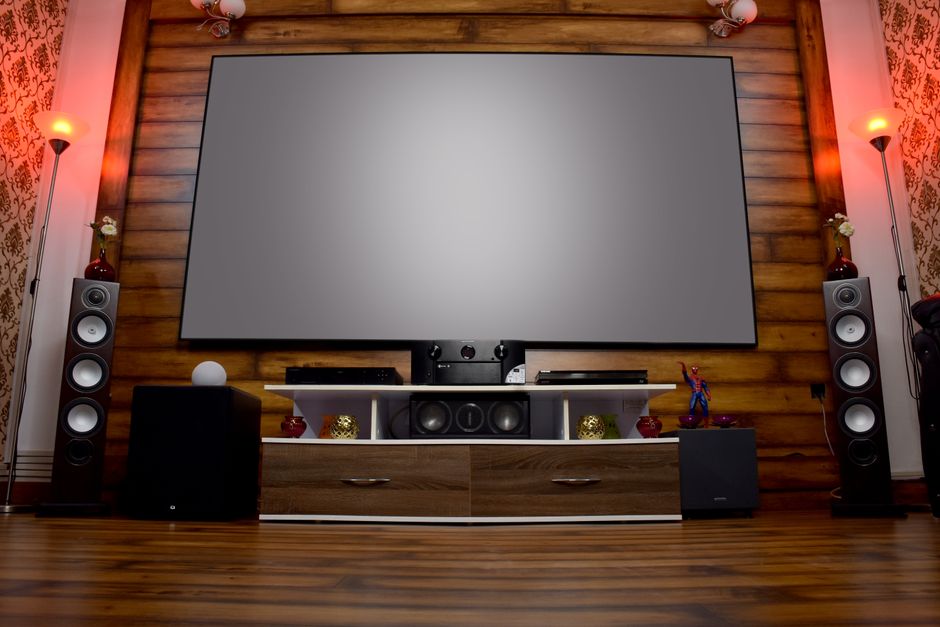 Thuisbioscoop met groot scherm en surround sound. Thuisbioscoop met groot scherm en surround sound.