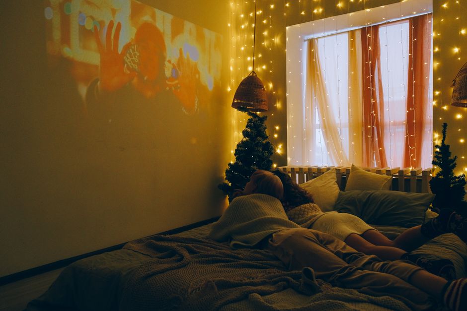 Futuristische woonkamer met zwevende hologramfoto's.