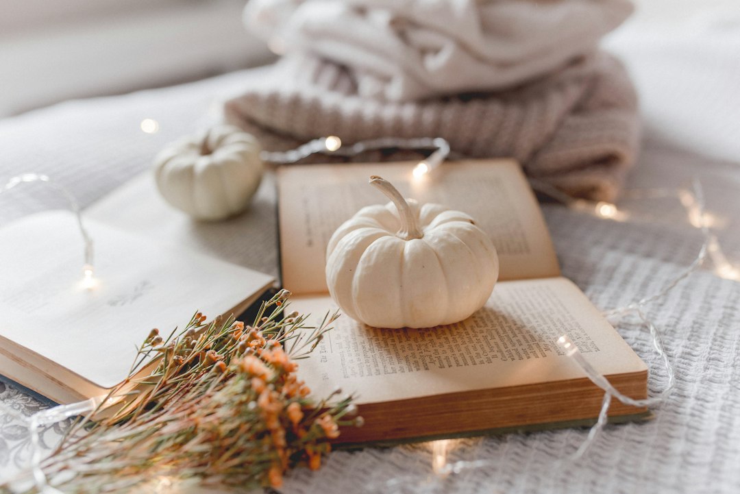 Boekenkast vol herfstdecoratie met warme tinten. Boekenkast vol herfstdecoratie met warme tinten.