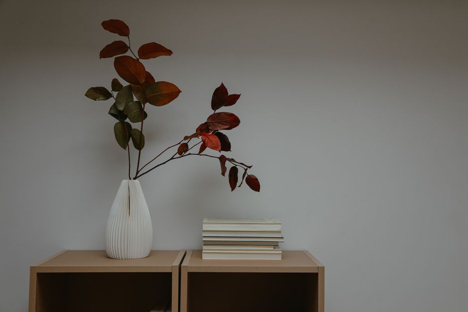 Gezellige hoek met boeken en herfstdecor.