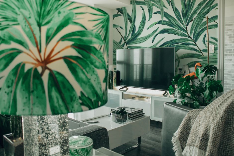 Naadloos vliesbehang met natuurprint in slaapkamer.